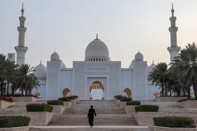 Абу даби август. Abu Dhabi мечеть. Мечеть Абу Эль Хаггаг. Sheikh Zayed Grand Mosque. Абу-Даби мечеть шейха Зайда интерьер.