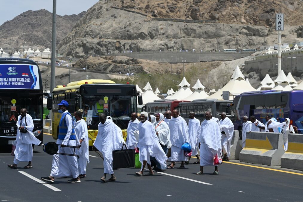 Record number of pilgrims, braving suffocating heat, converge for Hajj