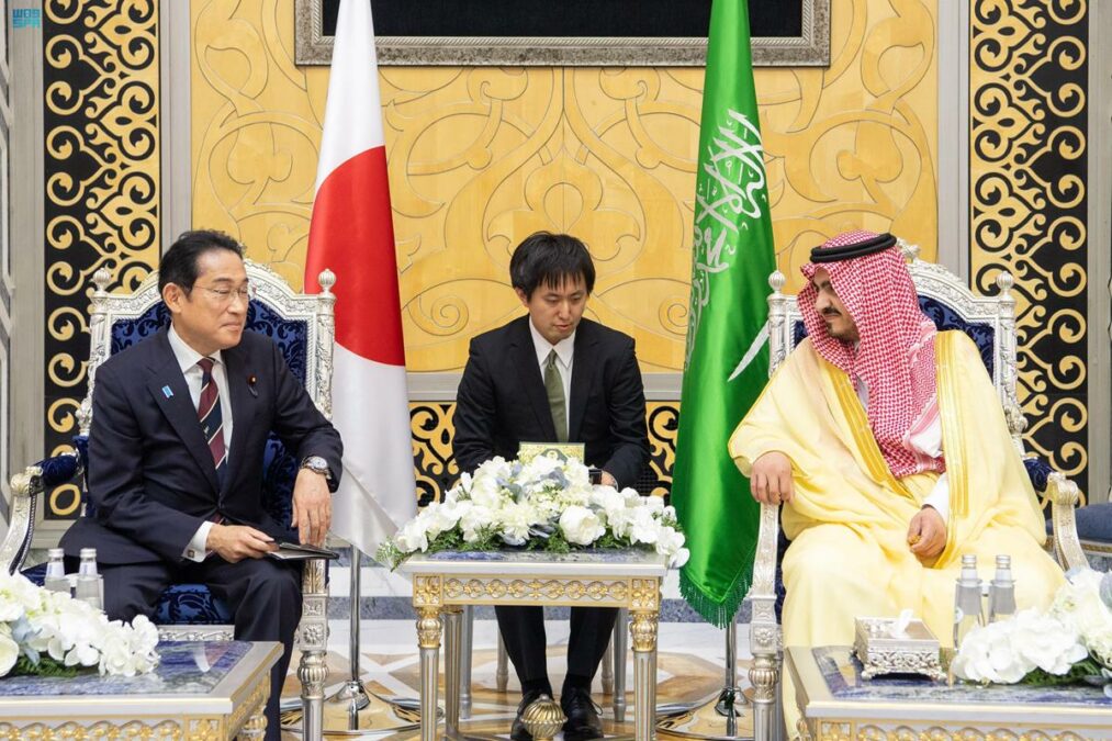 Japanese Prime Minister Fumio Kishida in a meeting with Deputy Governor of Mecca Region Prince Badr bin Sultan bin Abdulaziz at King Abdulaziz International Airport in Jeddah. (SPA)