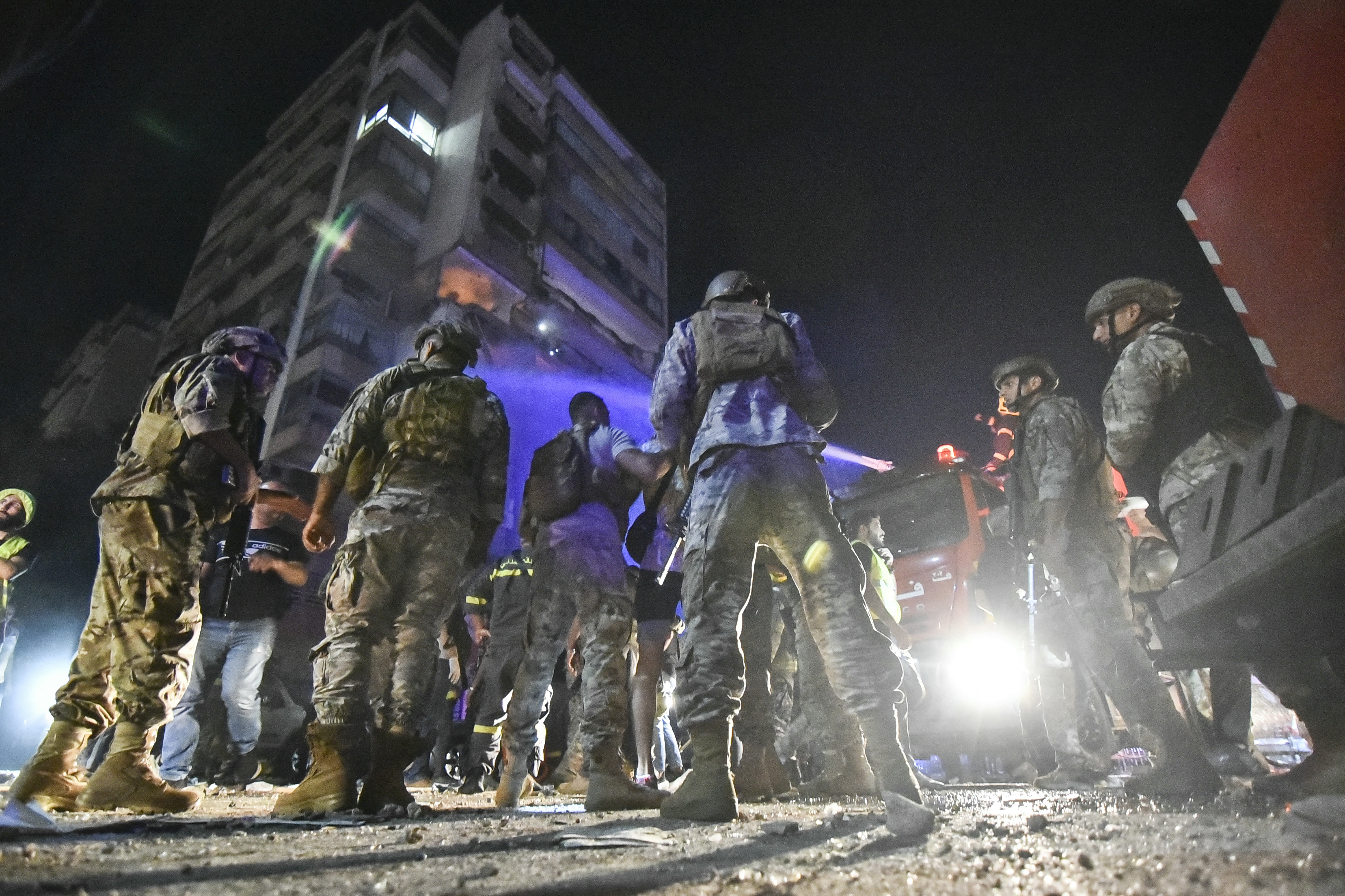 Lebanese army soldiers secure the site outside an apartment building hit by an Israeli air strike in Beirut's Kola district, September 30, 2024. (AFP)