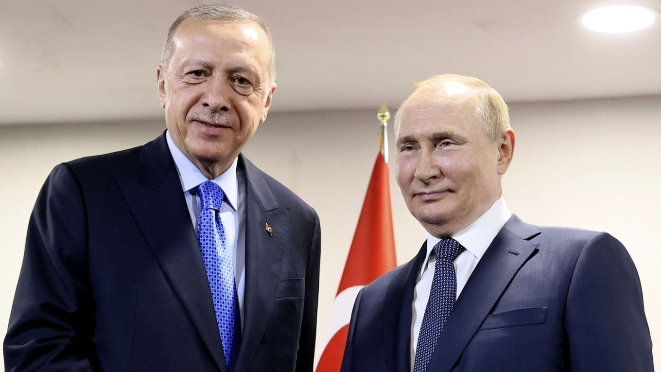 Turkish President Recep Tayyip Erdogan (left) with his Russian counterpart Vladimir Putin during a meeting a few months ago. (File)